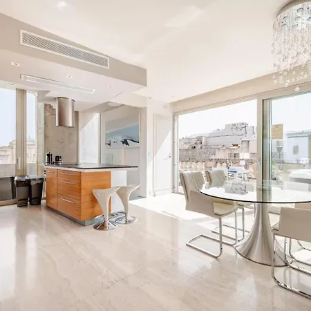 Penthouse With Jacuzzi & Panoramic Views - Heart Of Apartment