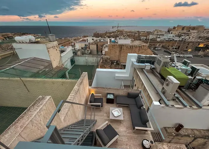 Penthouse With Jacuzzi & Panoramic Views - Heart Of Apartment